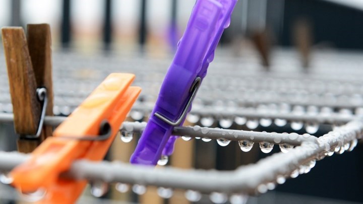 Πέντε μυστικά για να στεγνώνουν τα ρούχα σας πιο γρήγορα τον χειμώνα