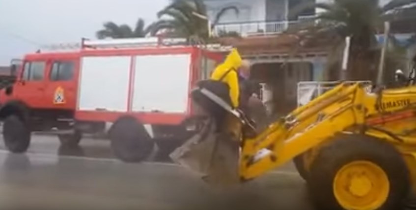 Η στιγμή της δραματικής διάσωσης των εγκλωβισμένων στη Βελίκα της Λάρισας – BINTEO