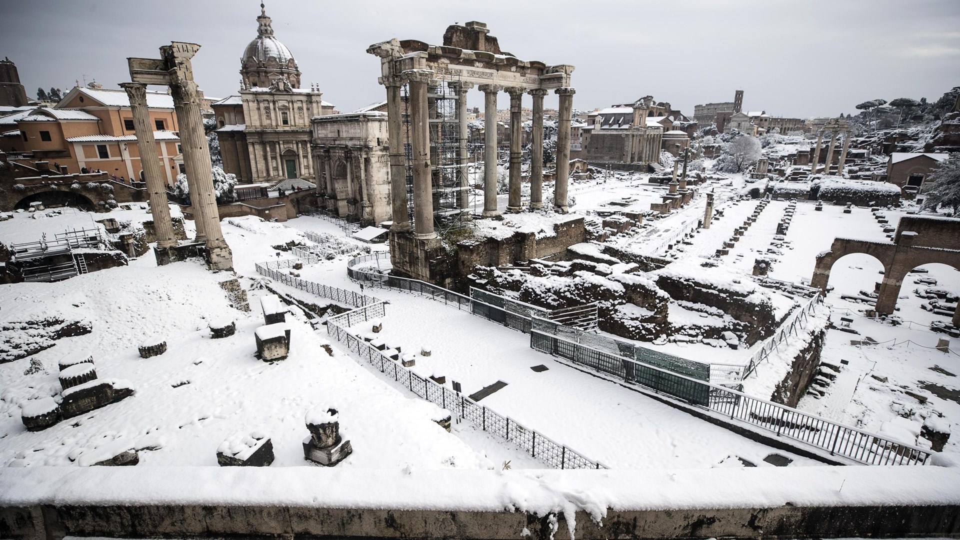 “Λευκές χειροπέδες” στη Ρώμη – Στον δρόμο ο στρατός – Χάος στις πτήσεις – ΦΩΤΟ