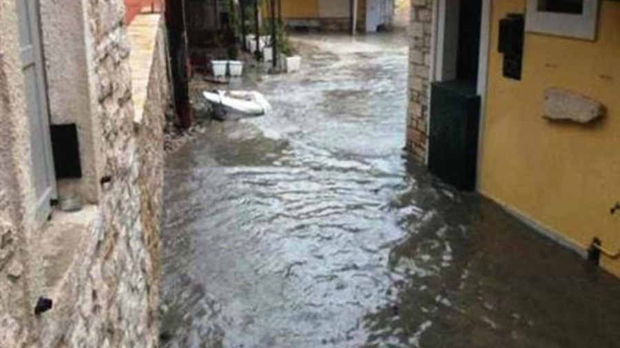 Η θάλασσα βγήκε στη… στεριά στους Παξούς – Αποκαλυπτικές ΦΩΤΟ