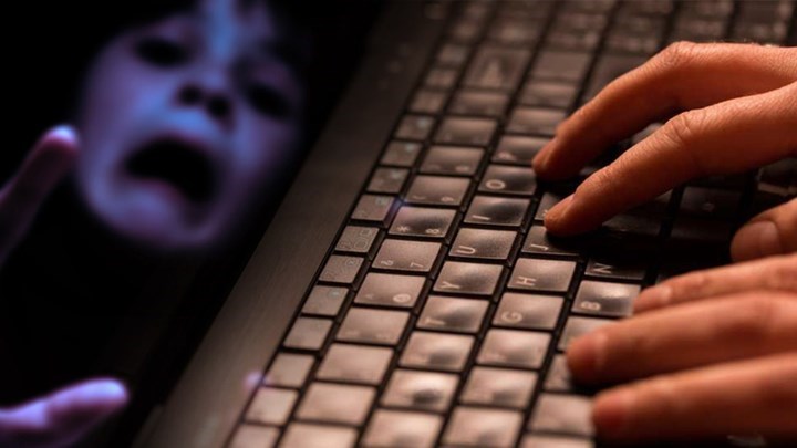 67χρονος κατηγορείται για πορνογραφία ανηλίκων – Προσέλκυε τα θύματα του μέσω διαδικτύου