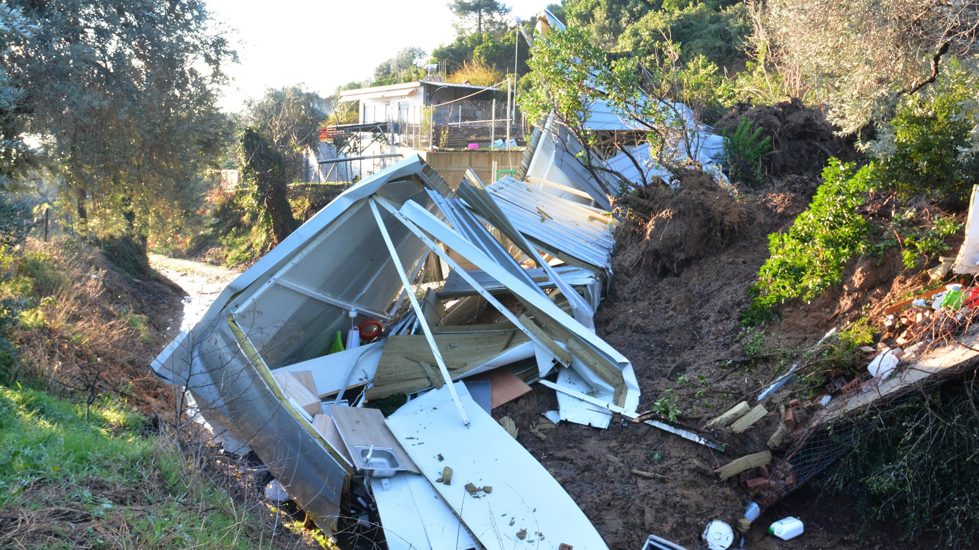 Συγκλονιστικές εικόνες από την κατολίσθηση στον δήμο Αγιάς- Δείτε τι απέμεινε από το λυόμενο που παρασύρθηκε- ΦΩΤΟ- ΒΙΝΤΕΟ