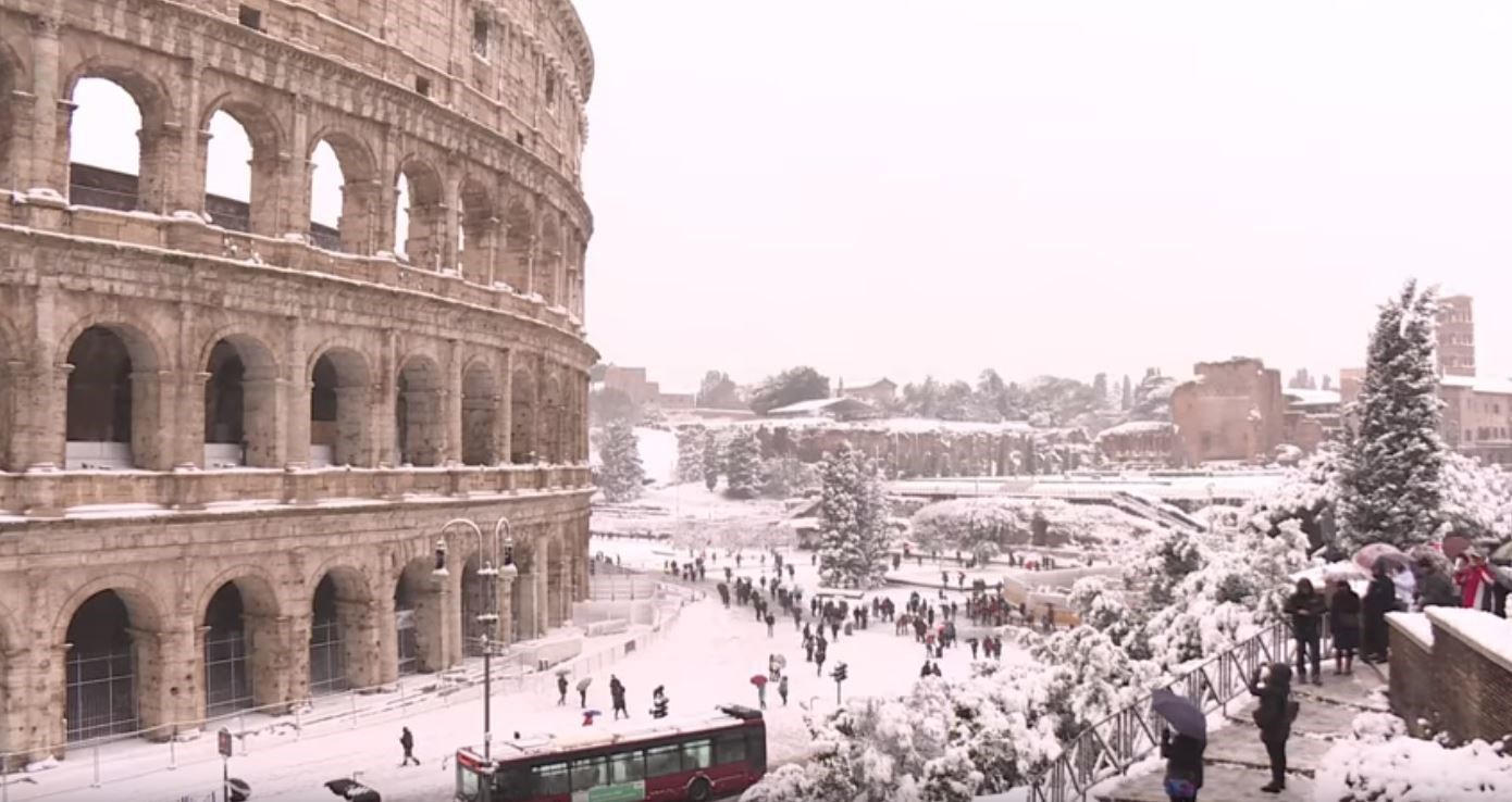 Η Ρώμη «ντύθηκε» στα λευκά και οι Ιταλοί το απολαμβάνουν- ΒΙΝΤΕΟ