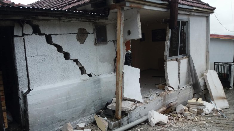 “Άνοιξε η γη και τους κατάπιε” στην Πιαλεία Τρικάλων- Έντονες κατολισθήσεις- Εκκενώνονται σπίτια- ΦΩΤΟ