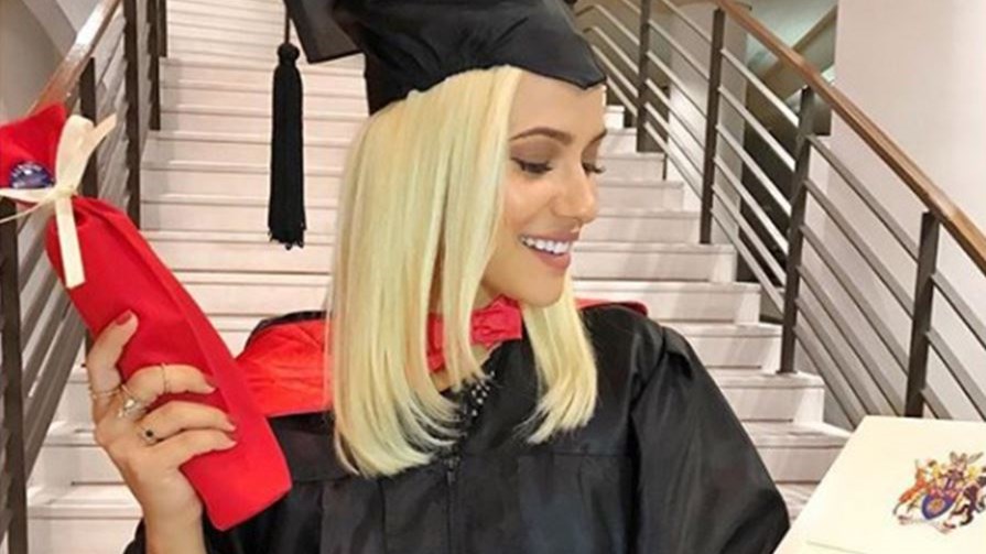 Μετά το Survivor… πτυχίο στο Marketing για τη Λάουρα Νάργες – ΦΩΤΟ