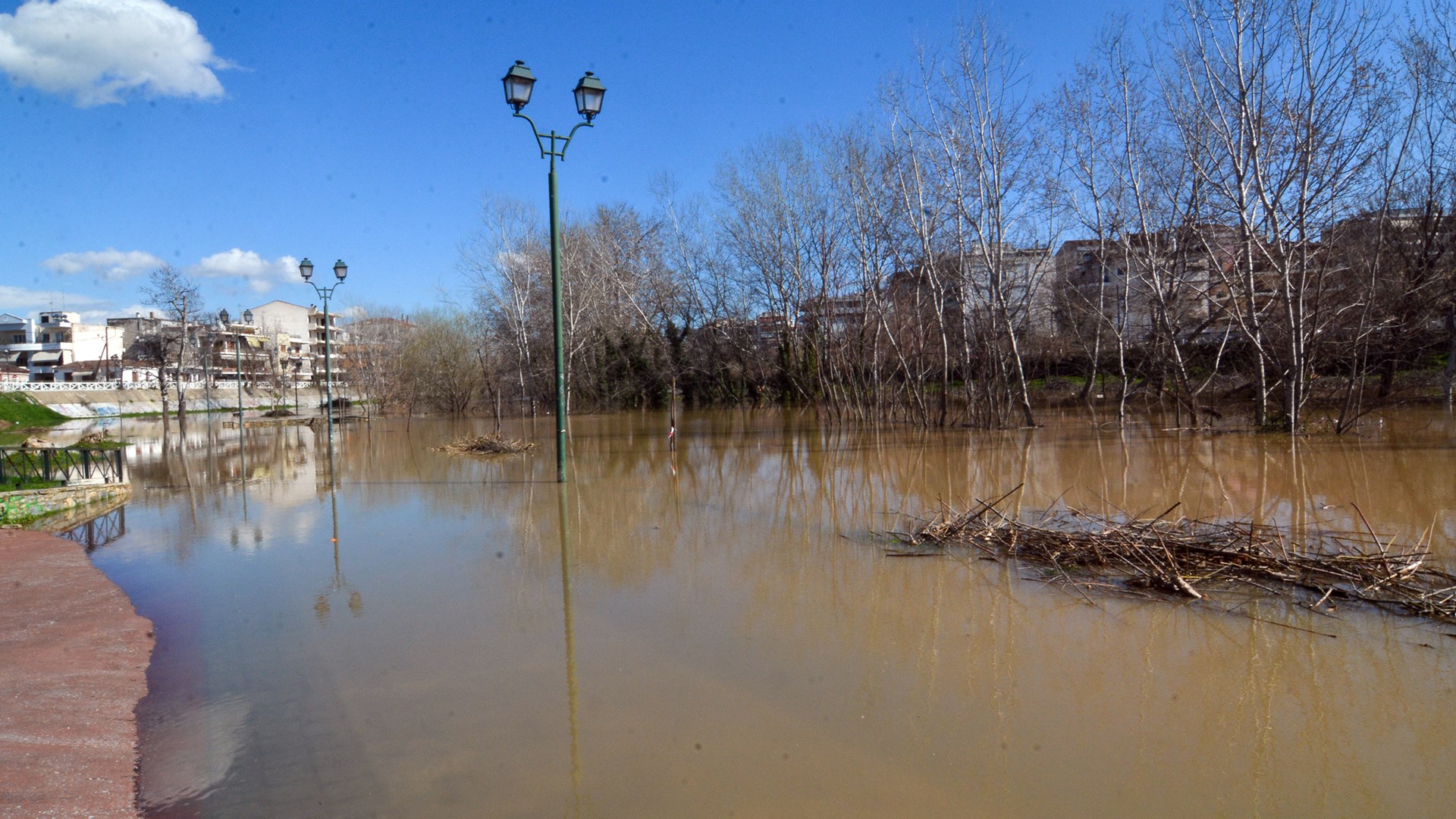 Συναγερμός στη Θεσσαλία – Πέρασε το όριο επιφυλακής η στάθμη του Πηνειού – ΦΩΤΟ