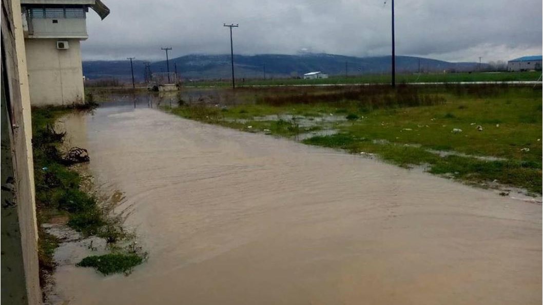 Η κακοκαιρία χτύπησε και τις φυλακές Τρικάλων – ΒΙΝΤΕΟ