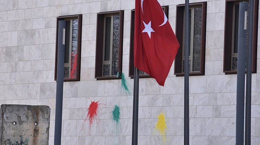 Επίθεση με μπογιές και καπνογόνα στην τουρκική πρεσβεία στο Βερολίνο – ΒΙΝΤΕΟ – ΦΩΤΟ