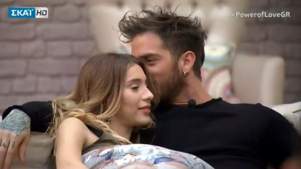 “Σκάει” ζευγάρι στο Power of Love: Τα χάδια, οι αγκαλιές και οι ζήλιες του Δώρου και της Αθηνάς – ΒΙΝΤΕΟ