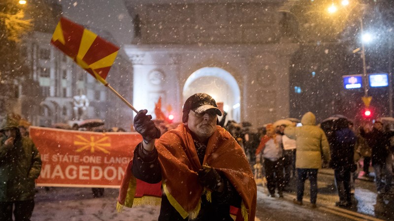 “Όχι στη διαπραγμάτευση με την Ελλάδα” από τους εθνικιστές των Σκοπίων – Έκαψαν ελληνική σημαία – ΦΩΤΟ