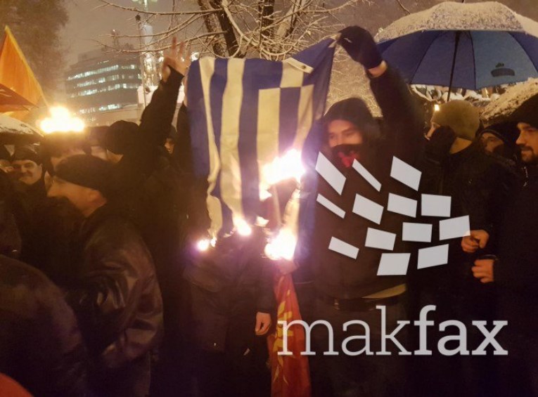 Τούρκοι έκαψαν ελληνική σημαία… για συμπαράσταση στους Σκοπιανούς εθνικιστές – ΒΙΝΤΕΟ