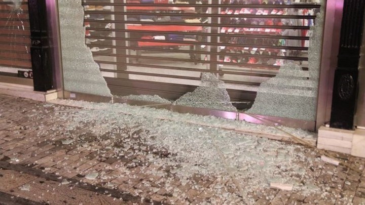 Γυαλιά καρφιά έκαναν κουκουλοφόροι τις βιτρίνες στην Ερμού- Τι λένε στο enikos.gr οι καταστηματάρχες