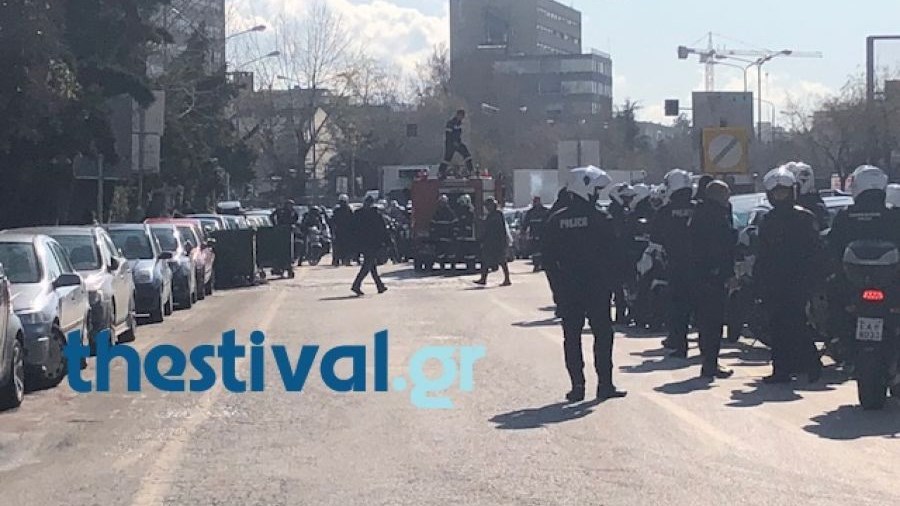 Κουκουλοφόροι έκαψαν κάδους έξω από το ΑΠΘ – ΦΩΤΟ