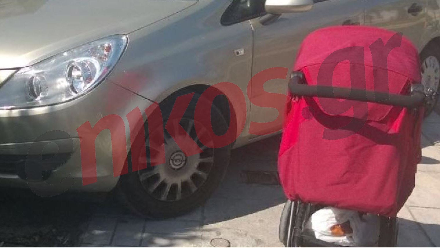 Έτσι τον βόλευε – Στο πεζοδρόμιο το αυτοκίνητο…στο δρόμο το παιδικό καρότσι – ΦΩΤΟ αναγνώστη