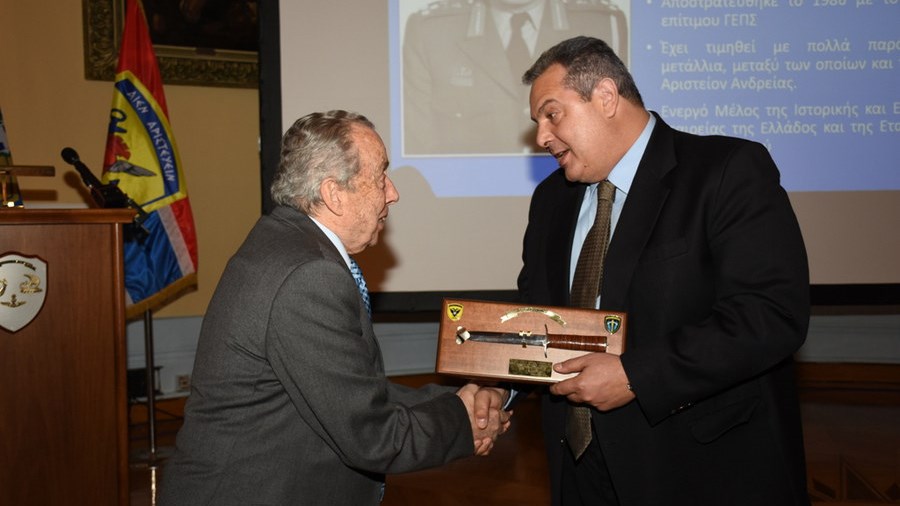 Καμμένος προς καταδρομείς: Να το ξέρουν όλοι, θα πολεμήσουμε όπως οι Έλληνες στρατιώτες ξέρουν – ΒΙΝΤΕΟ