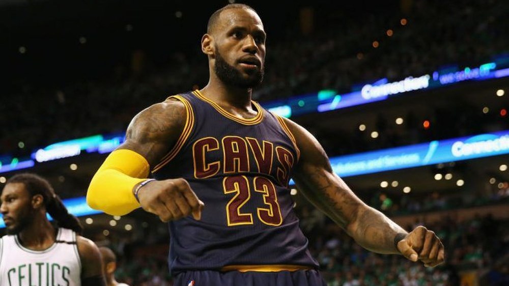 Το δώρο του Λεμπρόν Τζέιμς που έκανε θαυμαστή του να δακρύσει – ΒΙΝΤΕΟ