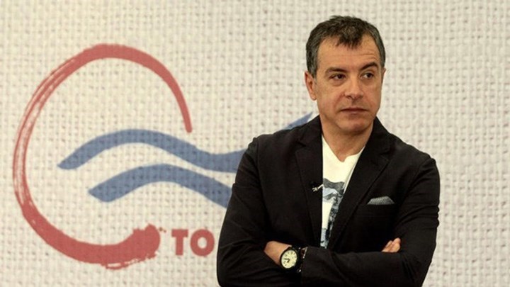 Θεοδωράκης: Οι δυόμιση γραμμές της κυβέρνησης δυσκολεύουν την πατριωτική λύση για το Σκοπιανό