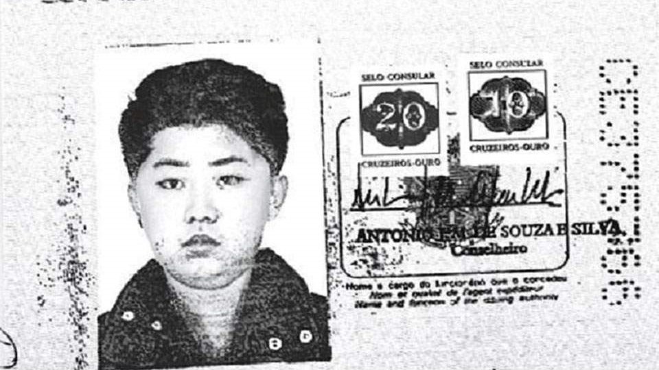 Ο Κιμ Γιονγκ Ουν ταξίδευε μαζί με τον μπαμπά του στη Δύση με πλαστό διαβατήριο –  ΦΩΤΟ