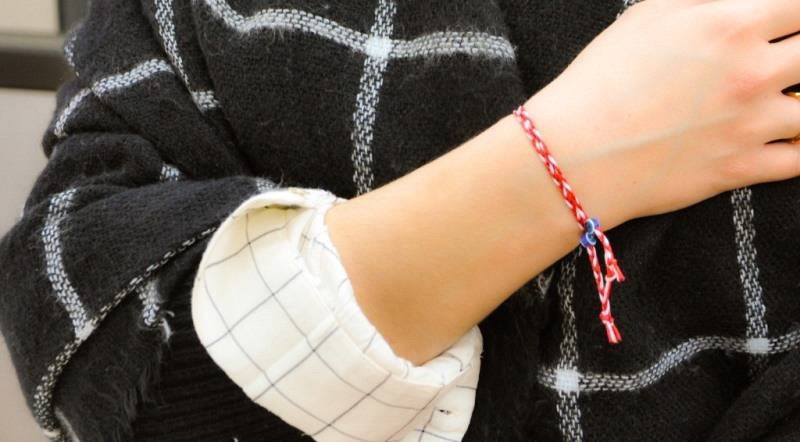 Γιατί φοράμε βραχιολάκι από κόκκινη και άσπρη κλωστή την 1η Μαρτίου