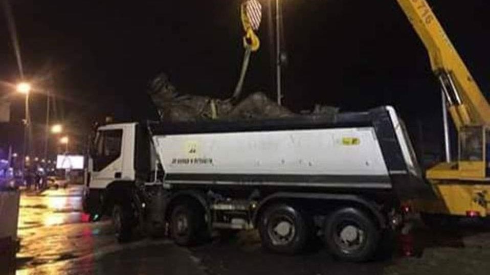 Αποκαθηλώθηκε το άγαλμα του Μεγάλου Αλεξάνδρου από το αεροδρόμιο των Σκοπίων