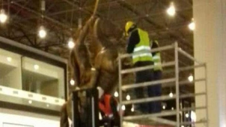 Δείτε το βίντεο της αποκαθήλωσης του αγάλματος του Μεγάλου Αλεξάνδρου από το αεροδρόμιο των Σκοπίων – BINTEO
