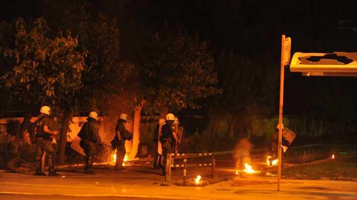 Για τον Γιαγτζόγλου και οι μολότοφ στα ΜΑΤ έξω από το Πολυτεχνείο