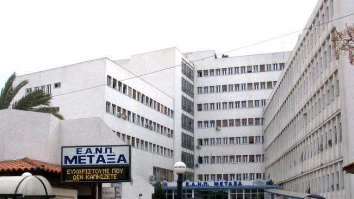 Εισβολή Ρουβίκωνα στο γραφείο γιατρού του Νοσοκομείου Μεταξά στον Πειραιά- ΤΩΡΑ