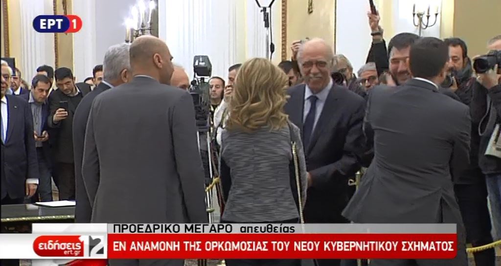 Με χτύπημα στο μάγουλο χαιρέτησε ο Πρωθυπουργός τον νέο υφυπουργό Εργασίας – ΒΙΝΤΕΟ