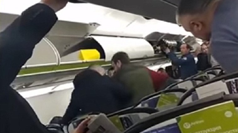 Πτήση – θρίλερ: Παρενόχλησε γυναίκες, άρπαξε παιδί από τον λαιμό και χτύπησε επιβάτες – ΒΙΝΤΕΟ