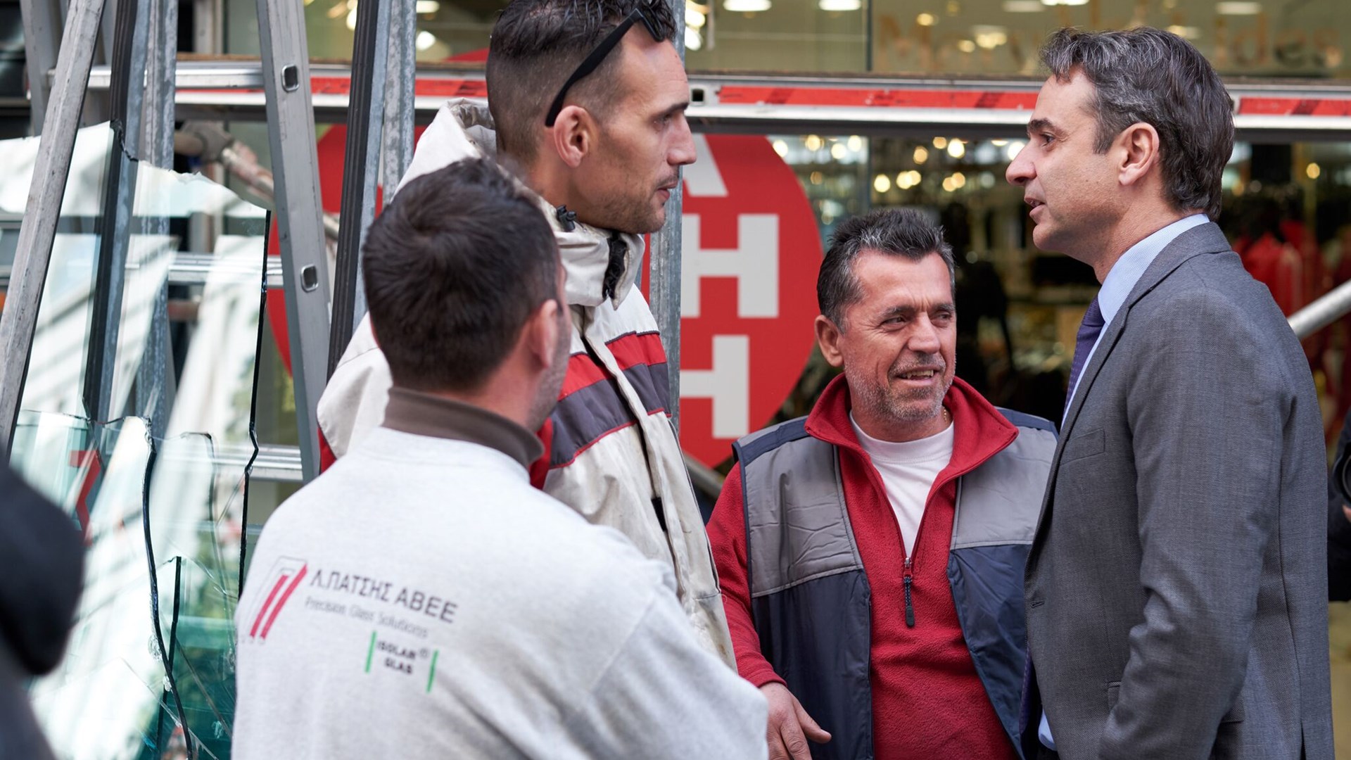 Αυτοψία Μητσοτάκη μετά τους βανδαλισμούς στην Ερμού – Τι δήλωσε ο πρόεδρος της ΝΔ – ΦΩΤΟ