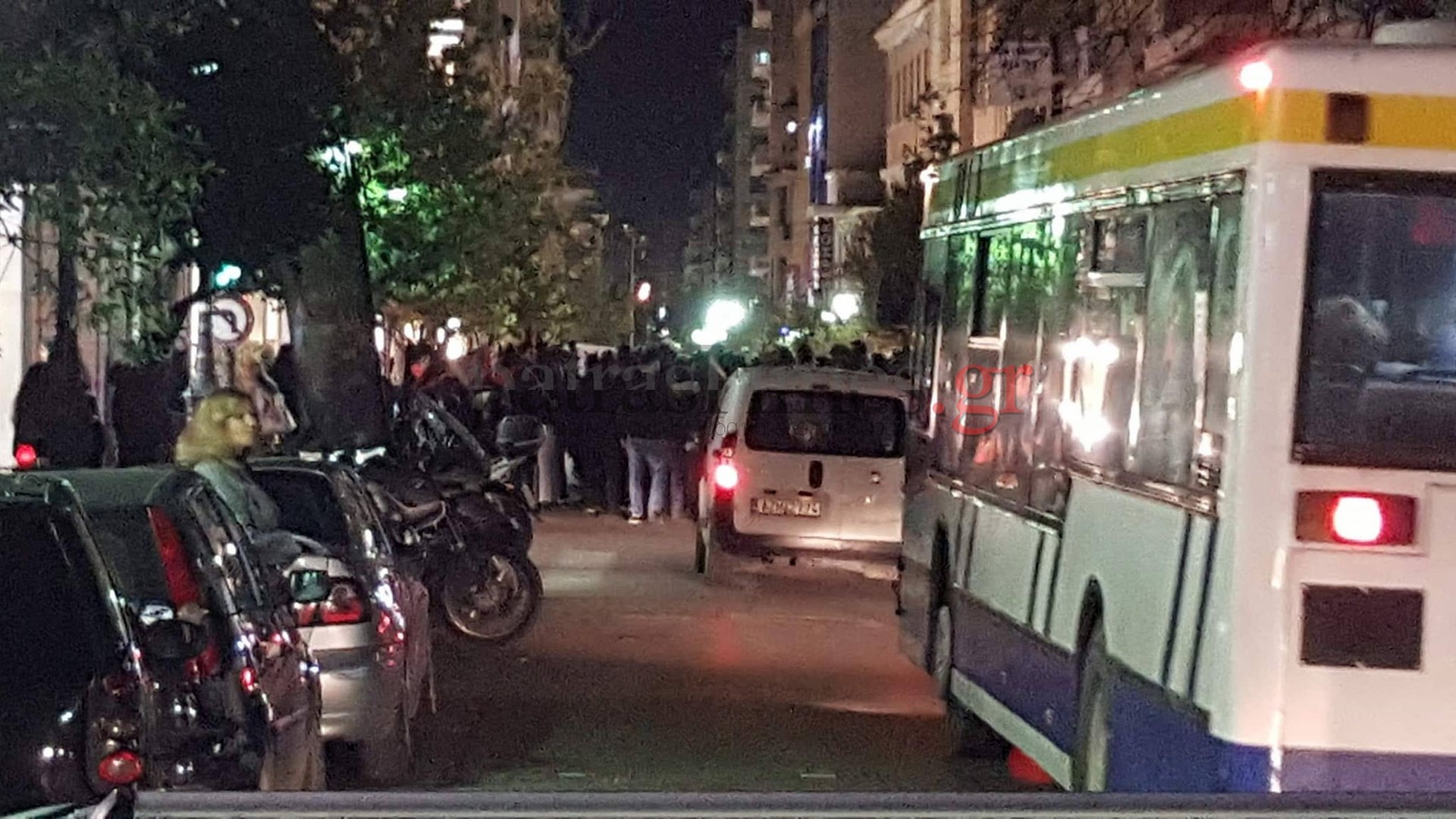 Πεδίο μάχης το κέντρο της Πάτρας: Μολότοφ από αντιεξουσιαστές στις αστυνομικές δυνάμεις – ΒΙΝΤΕΟ – ΦΩΤΟ