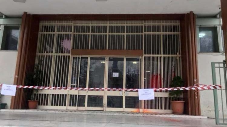 Πέταξαν μπογιές στο δικαστικό μέγαρο της Λάρισας – ΦΩΤΟ