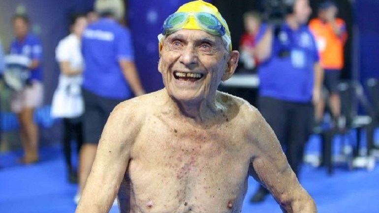 Παγκόσμιο ρεκόρ κολύμβησης από έναν… 99χρονο