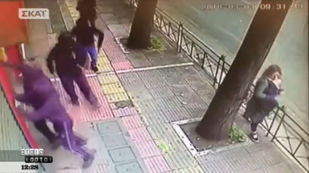 ΒΙΝΤΕΟ ντοκουμέντο από την επίθεση κουκουλοφόρων σε καταστήματα της οδού Πατησίων