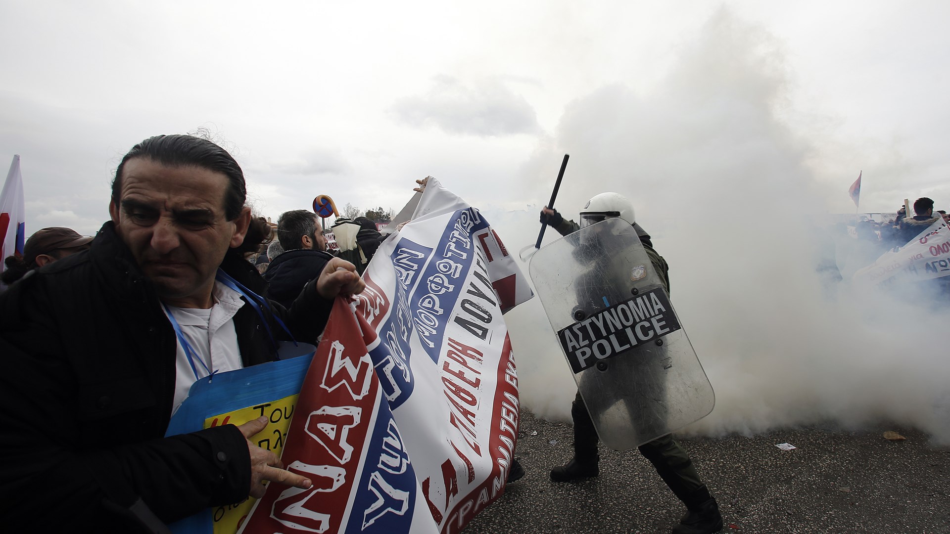 Νέες εικόνες από τα επεισόδια στο υπουργείο Παιδείας – ΦΩΤΟ