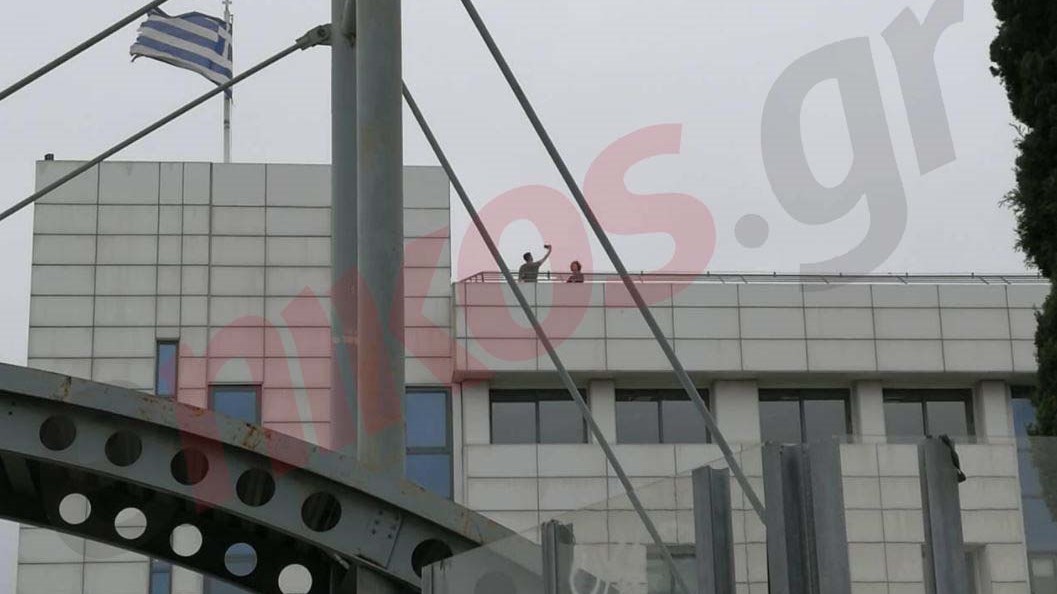 Έβγαζε selfie και στο προαύλιο του υπουργείου γίνονταν επεισόδια – ΦΩΤΟ αναγνώστη