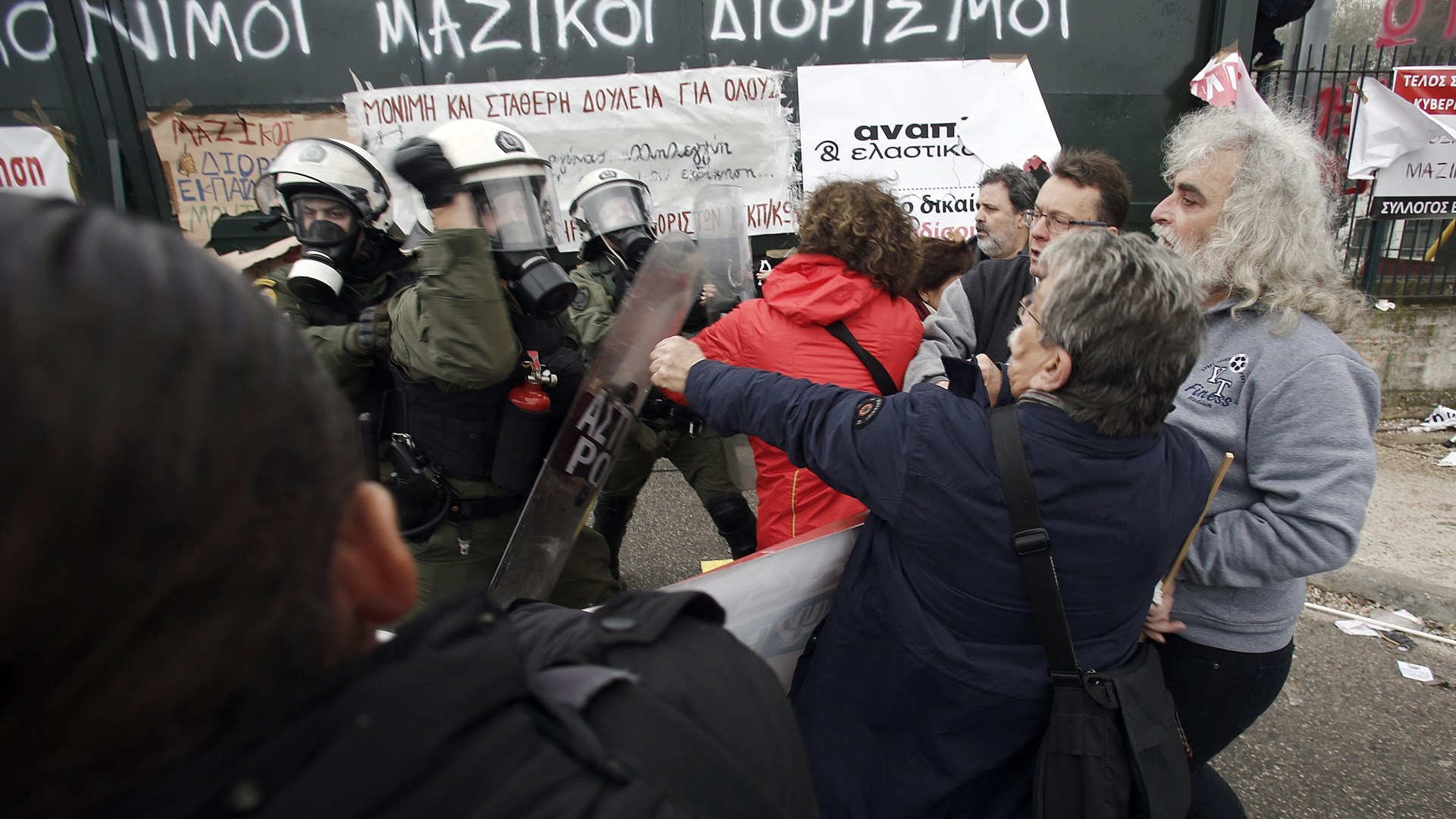 Αποχώρησαν οι διαδηλωτές από το υπουργείο Παιδείας