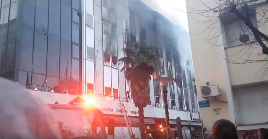 ΒΙΝΤΕΟ από τη φωτιά στη Β’ ΔΟΥ της Λάρισας- Τι αναφέρει η προϊσταμένη της Eφορίας