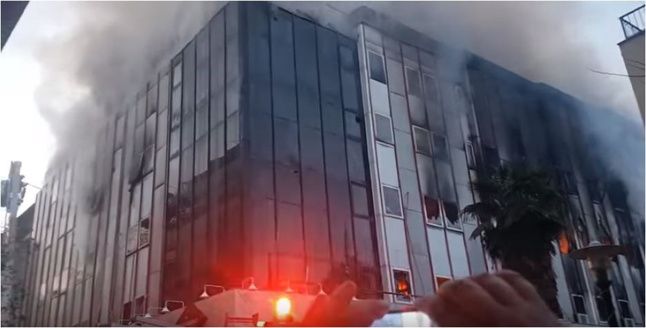 Δήμαρχος Λαρισαίων: Η φωτιά στη ΔΟΥ ξεκίνησε από το εσωτερικό του κτιρίου