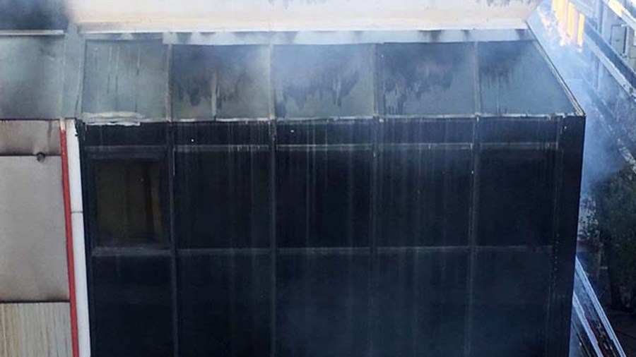 Στις φλόγες έχει τυλιχθεί η Β’ ΔΟΥ της Λάρισας – Δείτε εικόνες από ψηλά