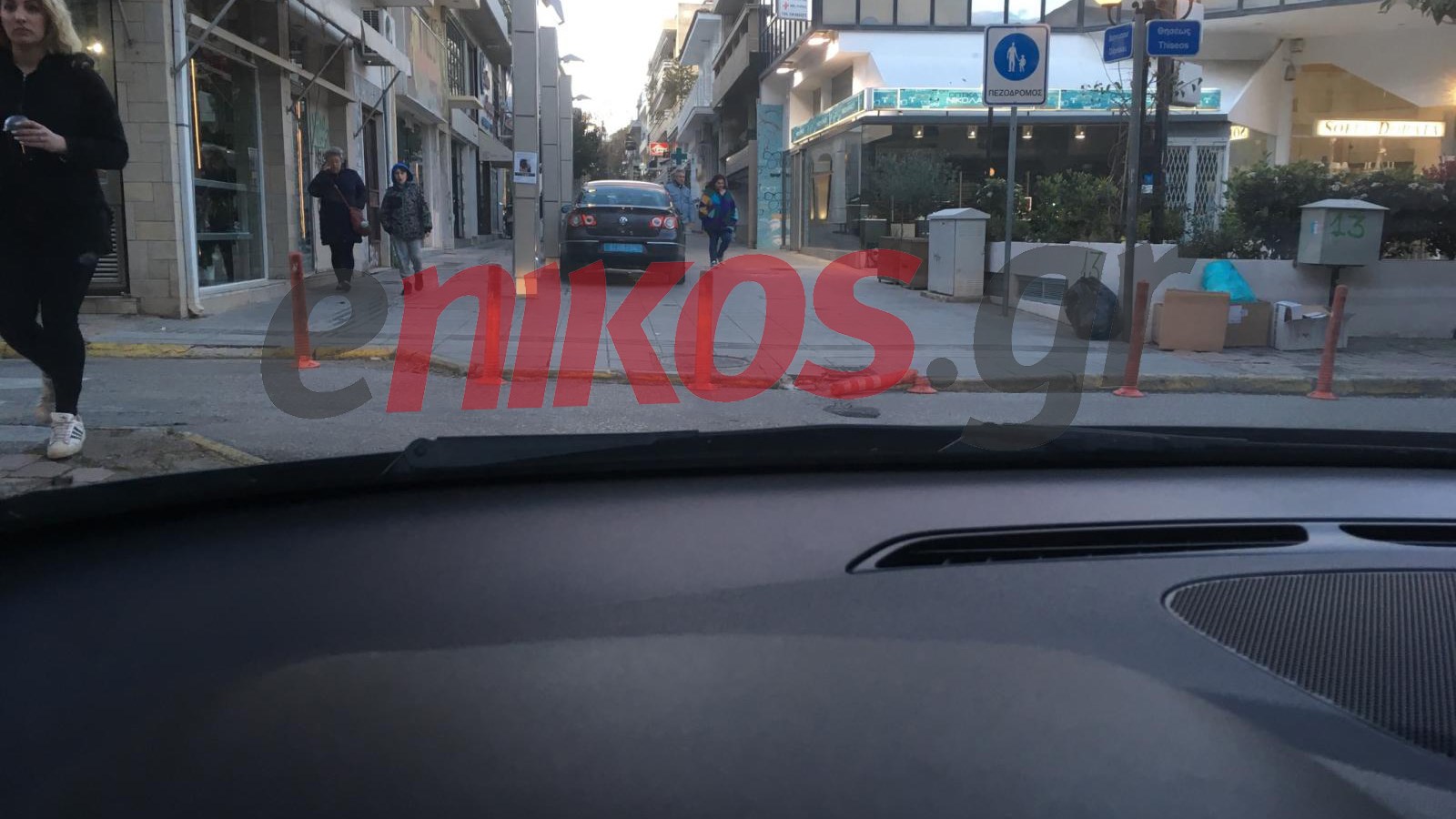 Έσπασε το κολωνάκι και πάρκαρε με άνεση στον πεζόδρομο- ΦΩΤΟ αναγνώστη