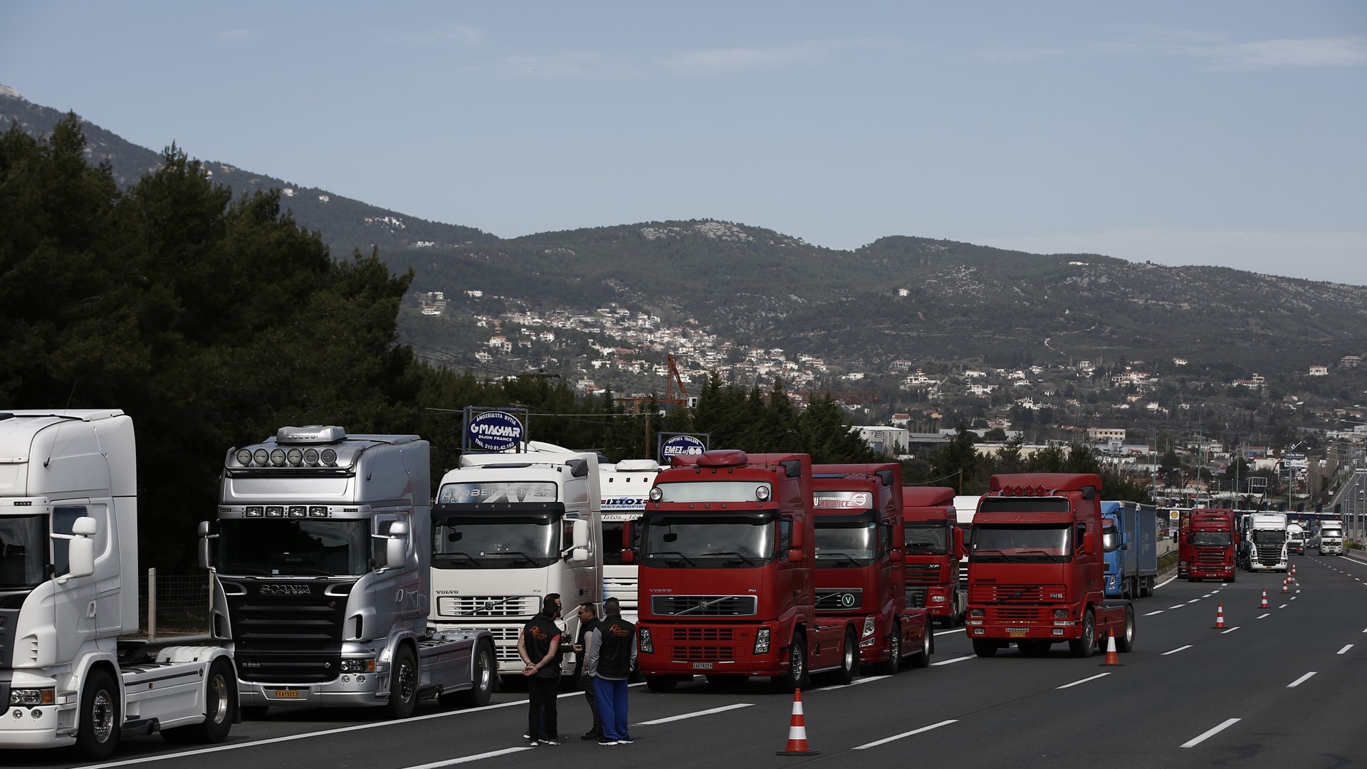 Εντυπωσιακές ΦΩΤΟ από τη διαμαρτυρία των οδηγών φορτηγών στα διόδια των Αφιδνών
