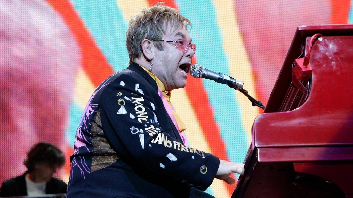 Έξαλλος ο Έλτον Τζον – Έβρισε χυδαία τους θαυμαστές του και έφυγε από τη σκηνή – ΒΙΝΤΕΟ