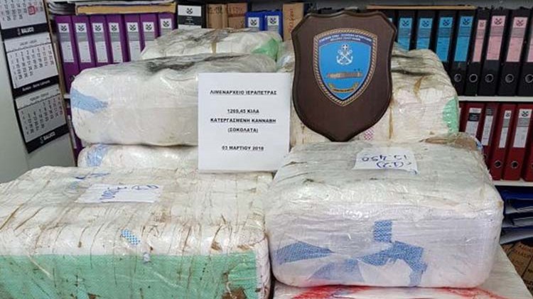 Καρέ-καρέ το ρεσάλτο των βατραχανθρώπων στο αλιευτικό με την ποσότητα-μαμούθ της “σοκολατένιας” κάνναβης – ΒΙΝΤΕΟ – ΦΩΤΟ