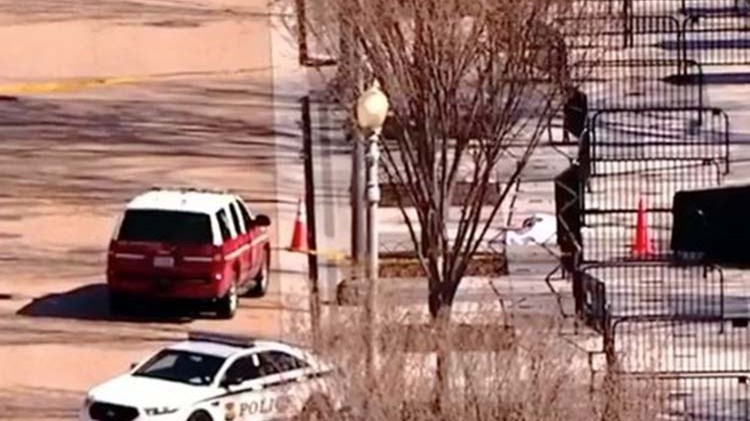 Ισχυρές αστυνομικές δυνάμεις έξω από τον Λευκό Οίκο μετά τους πυροβολισμούς – ΒΙΝΤΕΟ