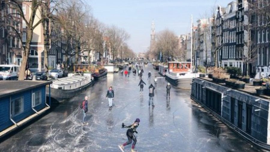 Εντυπωσιακό θέαμα: Κάνουν πατινάζ στα παγωμένα κανάλια του Άμστερνταμ  – ΒΙΝΤΕΟ