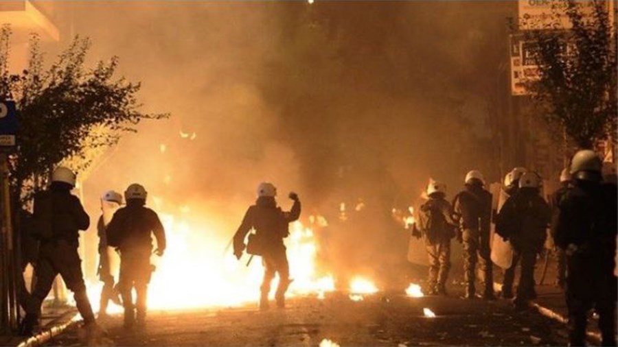 Νέες επιθέσεις με μολότοφ εναντίον αστυνομικών δυνάμεων στα Εξάρχεια