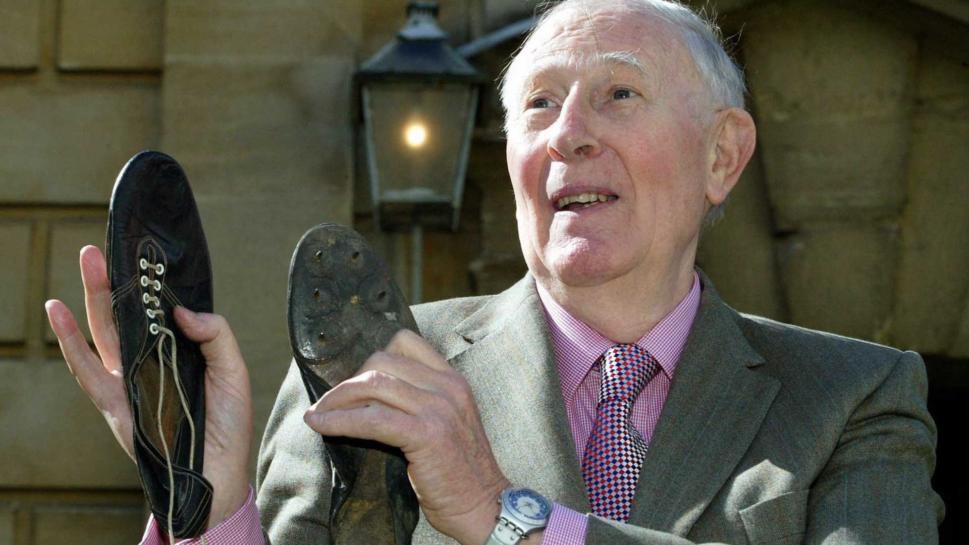 Έφυγε από τη ζωή ο πρώτος άνθρωπος που διέσχισε ένα μίλι κάτω από 4 λεπτά – ΦΩΤΟ – ΒΙΝΤΕΟ