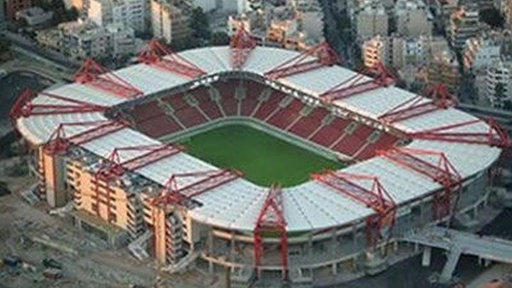 Φίλαθλοι του Ολυμπιακού έξω από το “Γ.Καραϊσκάκης” για στήριξη