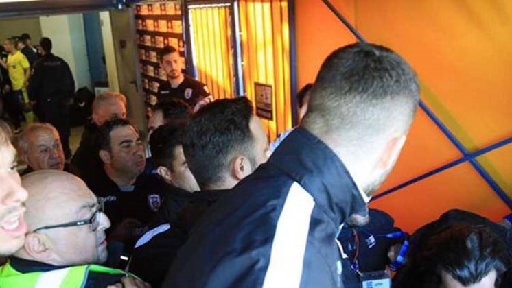 Χαμός στην Τρίπολη μετά τη λήξη του ματς – ΒΙΝΤΕΟ